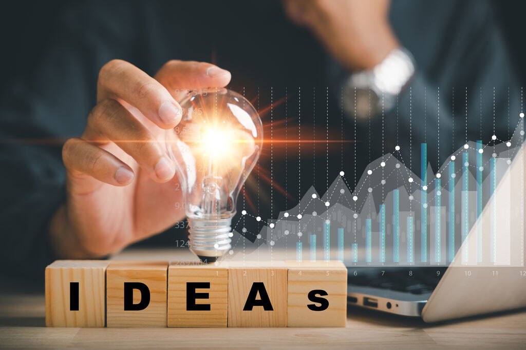 Homem segurando uma lâmpada acesa representando ideias ou inovações