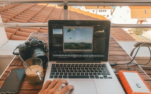 ambiente de trabalho com notebook café camera e celular